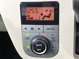 【オートエアコン】一度お好みの温度に設定すれば、車内の温度を検知し風量や温度を自動で調整。暑い…寒い…と何度もスイッチ操作をする必要はありません。快適な車内空間には必須の機能ですね♪
