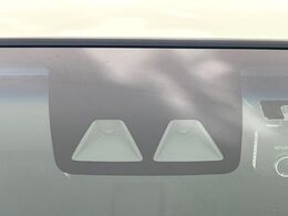 【スマートアシスト】走行中に前方の車両等を認識し、衝突しそうな時は警報とブレーキで衝突回避と被害軽減をアシスト。より安全にドライブをお楽しみいただけます。