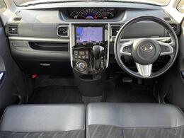 【　コクピット　】広々としていて快適なドライブがお楽しみいただけます。