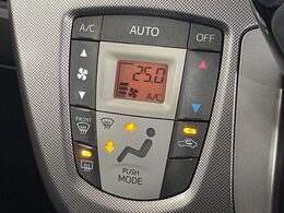 【オートエアコン】一度お好みの温度に設定すれば、車内の温度を検知し風量や温度を自動で調整。暑い…寒い…と何度もスイッチ操作をする必要はありません。快適な車内空間には必須の機能ですね♪