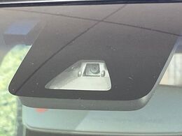 【スマートアシスト】走行中に前方の車両等を認識し、衝突しそうな時は警報とブレーキで衝突回避と被害軽減をアシスト。より安全にドライブをお楽しみいただけます。