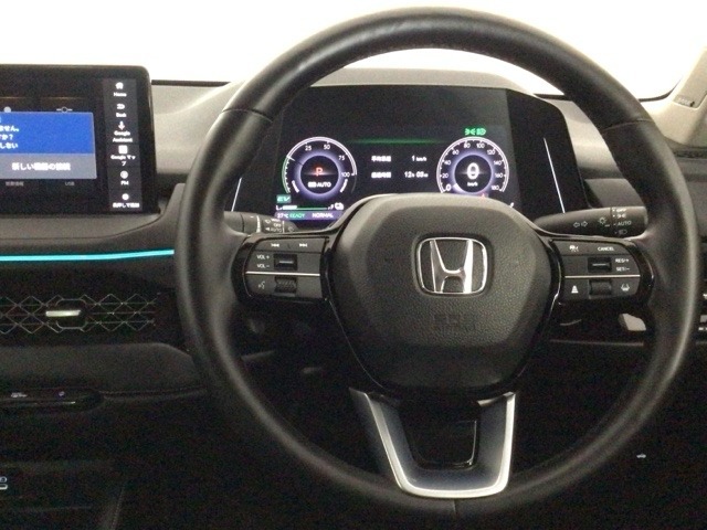 【ハンドル】運転にかかわる様々な操作を安全に行えるように視点移動が少なく操作性に配慮されたスイッチ類が凝縮されたコックピットです。