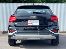 リアバンパーとCピラーのシルバー色が車両の存在感を高めています。