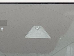 【i-ACTIVESENSE】走行中に前方の車両等を認識し、衝突しそうな時は警報とブレーキで衝突回避と被害軽減をアシスト。より安全にドライブをお楽しみいただけます。