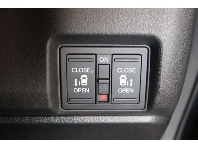 両側スライドなのでドアをぶつける心配がなく乗り降りもラクですよ～♪