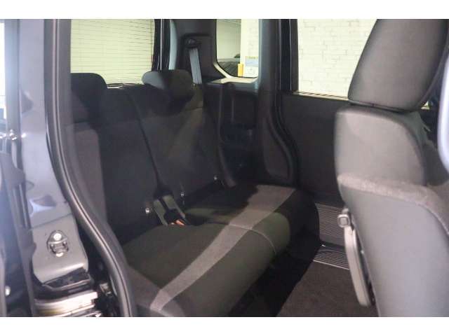 頭上や肩まわりの余裕を確保しながら、大人が乗っても広々。シートアレンジが自由で家族や仲間と遠出をしたり、荷物を気にせず買い物をしたり。毎日のくらしに、新しい可能性を広げます。