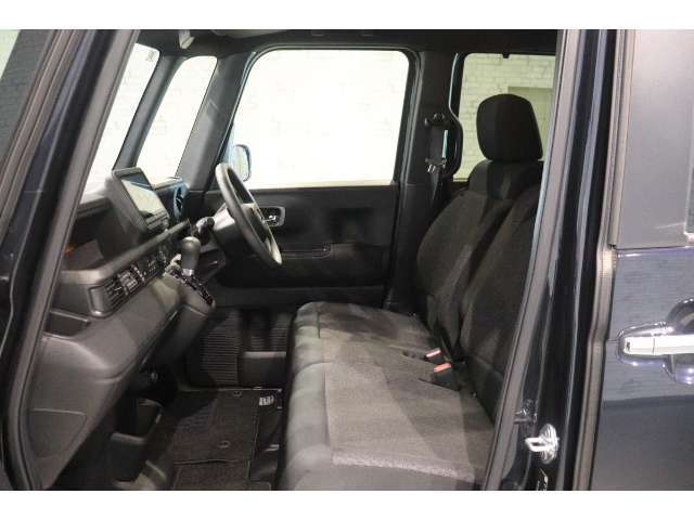 体格に合わせてシートの位置をきめ細かく調節できるので、いつでも最適な運転姿勢をキープ。操作も軽く、ラクラクです