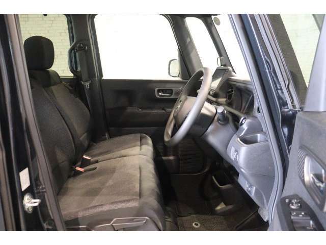 良好な視界とスムーズな乗り降りを実現した運転席。運転席はアイポイントを高くし視界良好です。