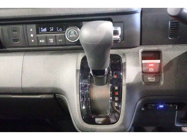 ステアリングホイールからスムーズに持ちかえられるインパネシフトを採用。シフトノブをコンパクト化し、女性でも操作しやすいサイズです