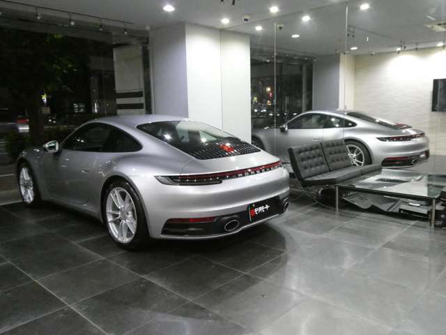 992は2WDモデルもリアのトレッドが拡大されワイドボディです。ダイナミックエンジンマウントによりエンジンの重心と位置関係が最適化し、一新された電子制御システムと相まって走行快適性と走行安定性を向上。