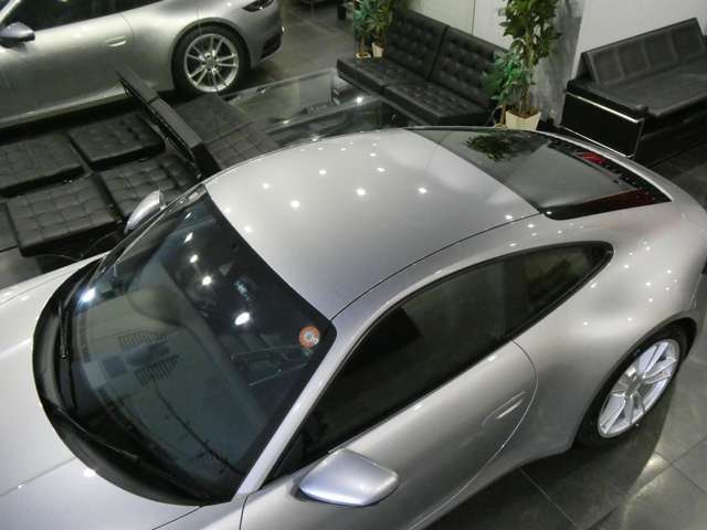 ルーフパネルです。992のボディーは重量増を避けるために、アルミ素材を多く採用しています。外板パネルはすべてアルミ製となります。