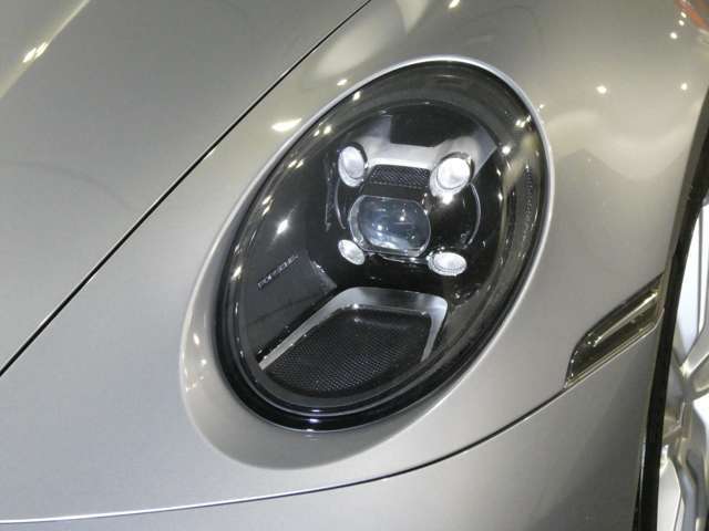 LEDテクノロジーが採用され、迅速なレスポンスとパワフルな照明を実現。4灯のデイタイムランニングライトとロービームが統合されたデザインは、見紛うことのないポルシェのフロントフェイスを形成します。