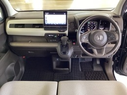車内は光触媒抗菌消臭施工済です。インパネ周りはスタイリッシュなデザインで機能や装備も充実しています。グローブボックスやカップホルダーのほかにトレーなどたくさんの収納スペースが付いています。