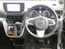 【徹底洗浄クリーニング実施済】運転席からの視界はこんな感じです☆お気軽にご来店いただき、実際に座って是非お確かめください。ドライバーに寄り添う快適な操作フィールをもたらすステアリングです。