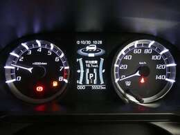 各操作スイッチは使いやすい位置に配置され、とっても見やすいメーターです。夜間時はラグジュアリーな気分にさせてくれる照明が魅力ですので、夜のドライブも楽しみになりますよ♪