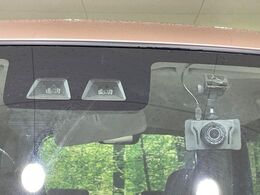 【スマートアシスト】走行中に前方の車両等を認識し、衝突しそうな時は警報とブレーキで衝突回避と被害軽減をアシスト。より安全にドライブをお楽しみいただけます。