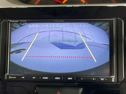 【バックカメラ】駐車時に後方がリアルタイム映像で確認できます。大型商業施設や立体駐車場での駐車時や、夜間のバック時に大活躍！運転スキルに関わらず、今や必須となった装備のひとつです！