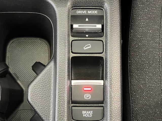 オートブレーキホールド機能付きです☆停車中にブレーキペダルから足を離しても、停車状態が続きます。渋滞、信号待ちの間等、安心です。アクセルを踏めば自動解除され、再発進できます。