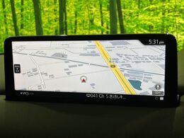 【10.25インチマツダコネクト】車内の雰囲気にマッチした大型ディスプレイ。スマホ接続でのナビ使用やBluetooth再生等、様々な機能が楽しめます。直感的なダイヤル操作が可能で、使い勝手も良好です。