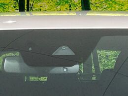 【アドバンストスマートシティブレーキサポート】低速走行中に前方の車両等を認識し、衝突しそうな時は警報とブレーキで衝突回避と被害軽減をアシスト。より安全にドライブをお楽しみいただけます。