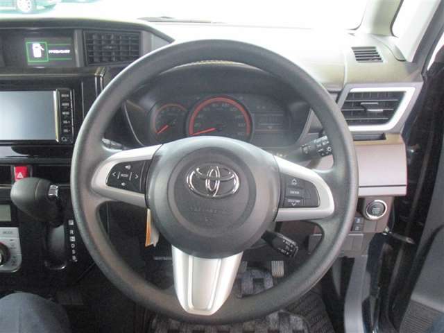 シンプルなステアリング回り