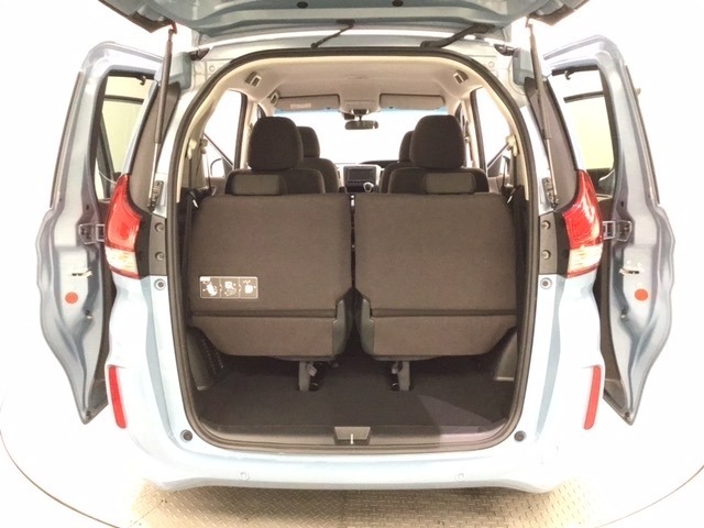 開口部も広く荷物の積み下ろしもしやすいお車となっております。リアシートは5：5の割合で背もたれを倒しシートの跳ね上げができます。