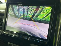 【バックカメラ】駐車時に後方がリアルタイム映像で確認できます。大型商業施設や立体駐車場での駐車時や、夜間のバック時に大活躍！運転スキルに関わらず、今や必須となった装備のひとつです！
