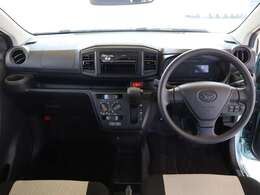 水平基調のシンプルで実用的なデザイン。必要最低限のタイヤるやボタンで、視認性と操作性をアップ。