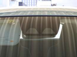 前方の車両等障害物を認識し、追突の危険性が高まったら音や警告灯などで警告し、さらに危険性が高まると自動的にブレーキが作動して衝突回避と被害軽減をアシスト。