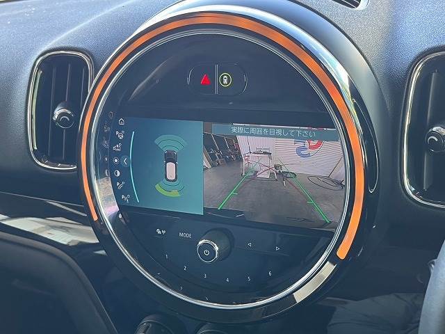 【バックカメラ】装備。後方確認に役立ち、楽々駐車やバックをしていただけます。