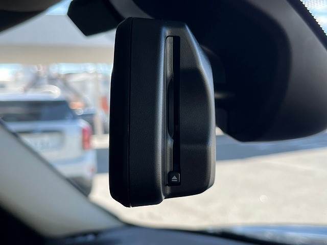 MINI純正の【ミラー一体型ETC】が装備されております！ETC2.0対応で高速道路と自動車がリアルタイムで情報連携し、渋滞迂回ルートや安全運転をサポート！便利で快適なドライブを手助けします！