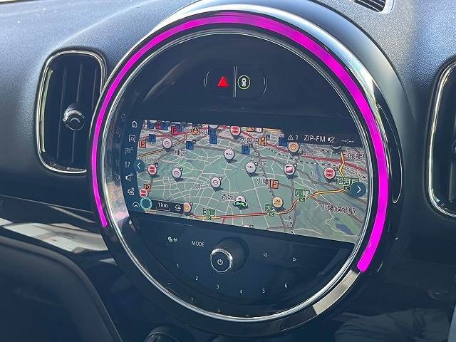 先進のBMW　タッチパッド付きi-driveとほぼ同性能のHDDナビゲーションになります。USBインターフェースやブルートゥースオーディオなど様々な先進機能をお楽しみいただけます。