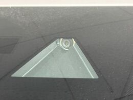 【スマートブレーキサポート】走行中に前方の車両等を認識し、衝突しそうな時は警報とブレーキで衝突回避と被害軽減をアシスト。より安全にドライブをお楽しみいただけます。