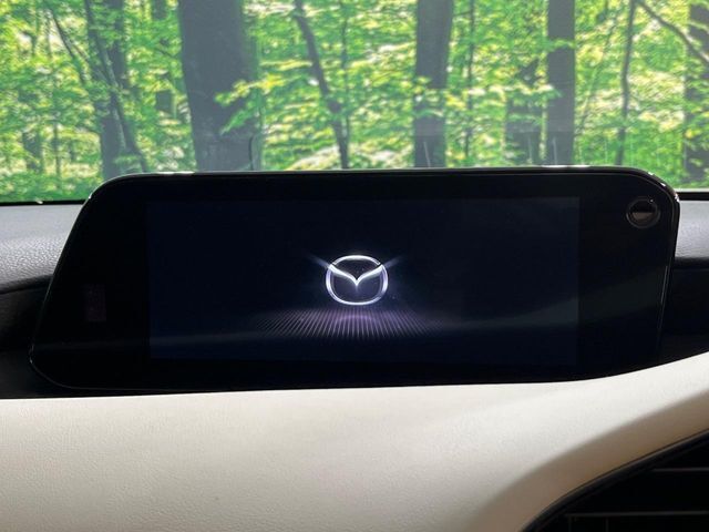 【マツダコネクトナビ】車内の雰囲気にマッチした一体型タイプのナビ。各種車輌設定やBluetooth再生等、様々な機能が楽しめます。直感的なダイヤル操作が可能で、使い勝手も良好です。