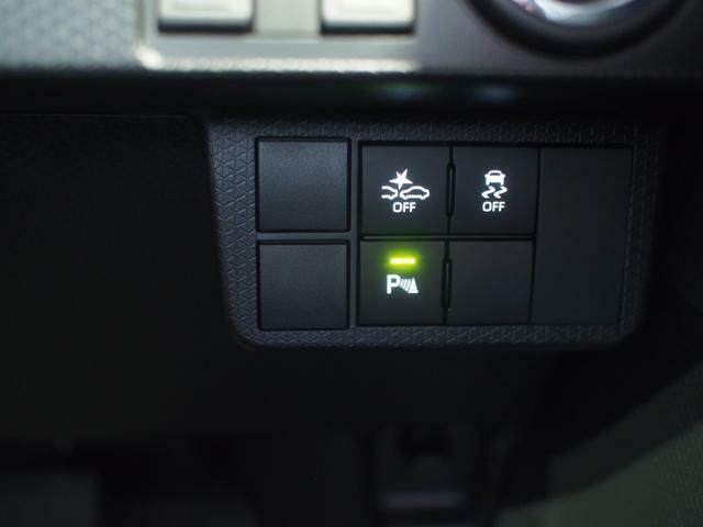 運転席右側のスイッチパネル。スマートアシストやVSC（横滑り抑制機能）等の安全機能のスイッチが並んでいます。