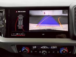 【カラーバックモニター】を装備しております。リアの映像がカラーで映し出されますので日々の駐車も安心安全です。