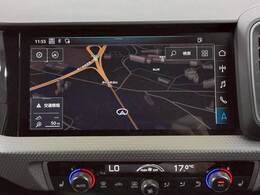 【メーカーオプションナビ】フルセグテレビやブルートゥース接続、DVD再生など多彩な機能を併せ持っており、インパネ周りがすっきりしてますね！