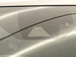 【プリクラッシュセーフティ】前方の車両等を検知し、衝突しそうな時は警報で注意を促し、ブレーキを踏む力をサポート。ブレーキを踏めなかった場合は衝突被害軽減ブレーキが作動、衝突回避をサポートします。