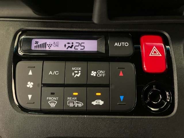 操作がしやすいエアコンパネルです。シートヒーターもついてます