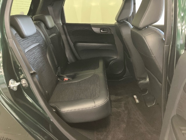 後部座席も頭上や足元が広々としていますので、ドライブ中も快適にお過ごしいただけます☆