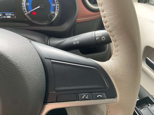 ステアリングスイッチ付きなので、ハンドルを握りながら電話に出たり、切ったりする事が出来ます♪