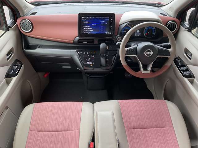 前席内装の全体像です。是非実車をご覧にお越し頂き実際にお座りください。