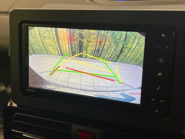 【バックカメラ】駐車時に後方がリアルタイム映像で確認できます。大型商業施設や立体駐車場での駐車時や、夜間のバック時に大活躍！運転スキルに関わらず、今や必須となった装備のひとつです！