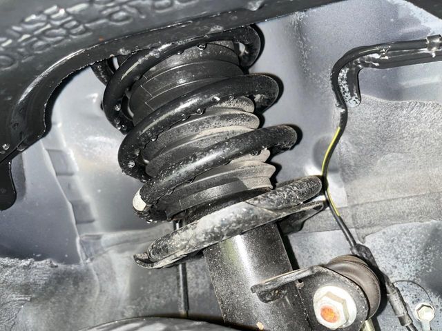 お車を安心してお乗りいただく為には、足回りの定期点検が欠かせません。サービスサポート（有償保証）では無料点検もご提供しており、安心のカーライフをお過ごしいただけるサポート体制が整っています。