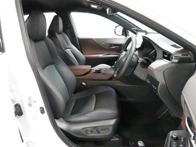 運転席には電動シートを装備しており、細かい調整が可能です。