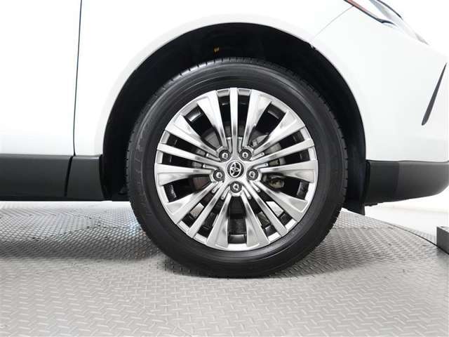 アルミホイール装着、タイヤサイズは225/55R19です。