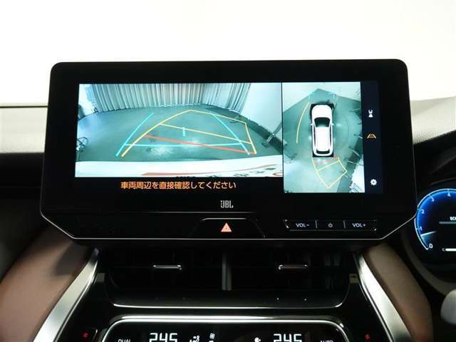 パノラミックビューモニター付きです。車両を上から見たような映像をディスプレイオーディオ画面に表示。運転席からの目視だけでは見にくい、車両周辺の状況をリアルタイムでしっかり確認できます。