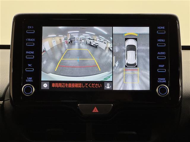 【パノラミックビューモニター】自車周辺をぐるりと俯瞰できるカメラで危険を察知。上空からの映像で自動車や障害物の位置が詳細に確認できるので、狭い駐車場でも安心して駐車できますね。