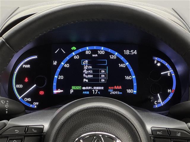 【メーターまわり】ドライバーから見やすい位置にあって安全運転に寄与します。マルチインフォメーションディスプレイでは、クルマに関する情報の確認はもちろん、各種安全機能・装備のON/OFFも設定可能。