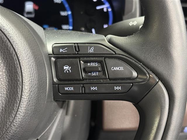 【レーダークルーズコントロール】従来のクルコンの機能に加え、先行車に接近すると、安全な車間距離を保ちながら先行車の車速に合わせ追従するシステム。